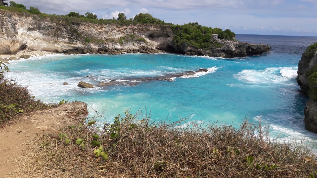The Blue Lagoon on Nusa Ceningan, Bali: turquoise water surrounded by limestone cliffs